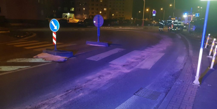 Hasiči likvidují stovky metrů rozlité nafty na silnici