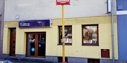 Vandal se vyřádil na fasádě