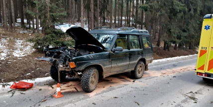Právě teď: Řidič nezvládl zatáčku a po smyku narazil  přímo do stromu,  pasažérka je zraněná