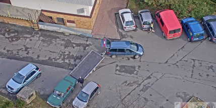 Nepoznáte ho? Zloděj si drze naložil auto na vlek a odjel