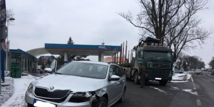 U čerpací stanice se střetla Octavia s nákladním automobilem