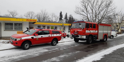 V těchto chvílích: Prasklý hydrant nešel zastavit a vyplavuje prodejnu
