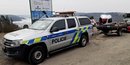 Právě teď: Pátrání po utonulém bruslaři na Orlíku stále pokračuje, nedaleko potápěčů bruslí rodiče i s dětmi