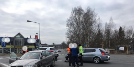 Dvě vozidla se právě teď srazila v křižovatce u supermarketu