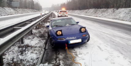 Právě teď: Na dálnici došlo k nehodě, auto na letních pneumatikách narazilo do středových svodidel