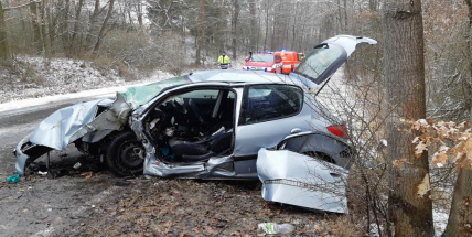 Řidička při nehodě zůstala ve vozidle zaklíněná, zasahují veškeré složky IZS