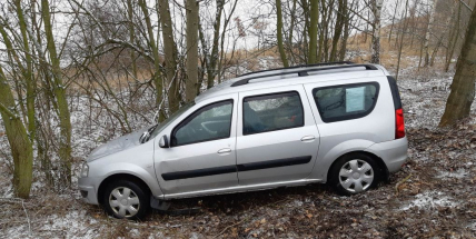 Množí se dopravní nehody, právě skončilo další auto v příkopu