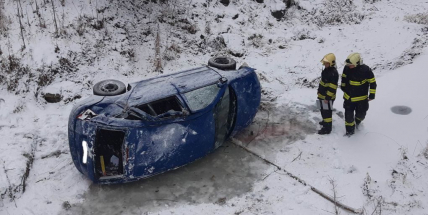 Právě teď: Řidič nepřizpůsobil jízdu a auto skončilo pod můstkem v potoce, na místo jede i ZZS