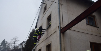Čtyři osoby byly uvězněny uvnitř rodinného domu při požáru na Dobříšsku