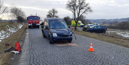 Aktuálně: Po střetu dvou vozidel skončil Citroën mimo komunikaci