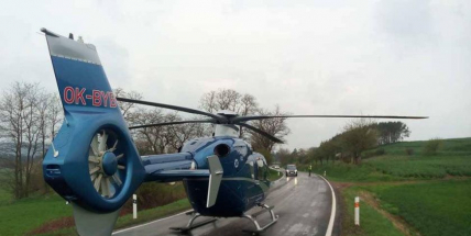 Právě teď: Parašutista se těžce zranil při přistání, do nemocnice ho transportuje vrtulník