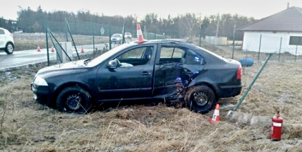 Auto dostalo smyk na namrzlé vozovce a bočně narazilo do stromu, řidič se zranil