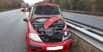 Právě teď: Řidičce se na dálnici udělalo nevolno a zastavila Citroën o středová svodidla