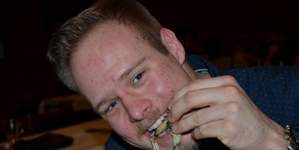 Z březnického „kulturáku“ se od soboty line mrtvolný puch. Jedli se tu sklípkani a štíři, ti však voněli po smažené slanině.