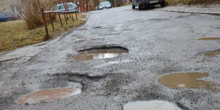 Cesta z Perníkové chaloupky je samá nástraha. Rodiče příbramských „Jeníčků a Mařenek“ se jimi musí probíjet dvakrát denně