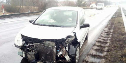 AKTUÁLNĚ: Na dálnici D4 automobil ve svodidlech blokuje levý jízdní pruh