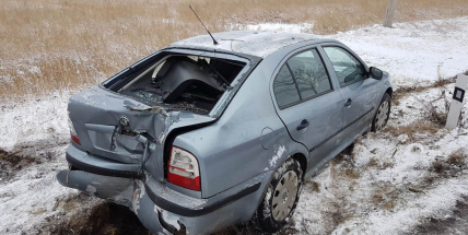 Právě teď: Na zasněžené silnici se vůz otočil do protisměru a narazil do stromu