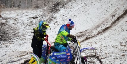 Čmeláčí vítání jara na Pichcích, aneb sajdkárkrosoví bratři a další jezdci na trati
