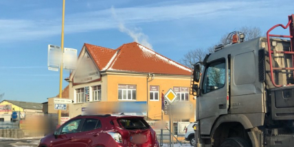 AKTUÁLNĚ: Nehoda komplikuje průjezd na kruhovém objezdu!