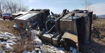 Aktuálně: Nákladní vůz skončil na boku mimo komunikaci
