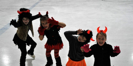 Na poslední veřejné bruslení v kostýmech!