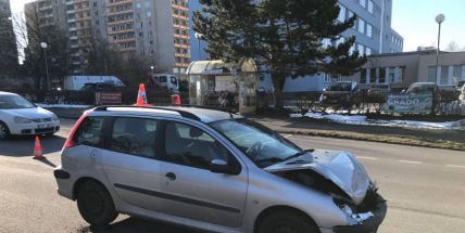 AKTUÁLNĚ: Nehoda dvou osobních automobilů ve Školní ulici v Příbrami