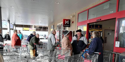 Foto dne:  Hlásíme komplikovanou dopravní situaci před Kauflandem. Nákupní vozíky stojí v zácpě.