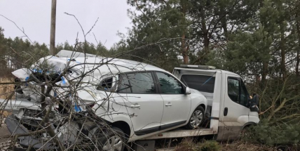 Právě teď: Vezl havarované vozidlo a sám skončil mimo silnici