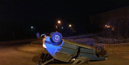 Právě teď: Na kruhovém objezdu skončil Peugeot na střeše