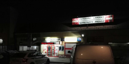 Dva maskovaní muži se zbraněmi v ruce přepadli obchod v Příbrami