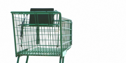 Tři muži jezdili v nákupním vozíku a poničili auta