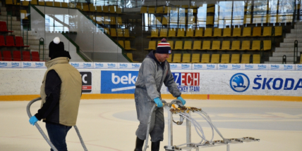 Dnes je příbramská ledová plocha bílá jako padlý sníh