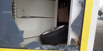 Aktuálně: Kolo automobilu se za jízdy uvolnilo a proletělo skleněnou výlohou!