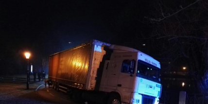 Řidič si chtěl zkrátit cestu přes pěší zónu